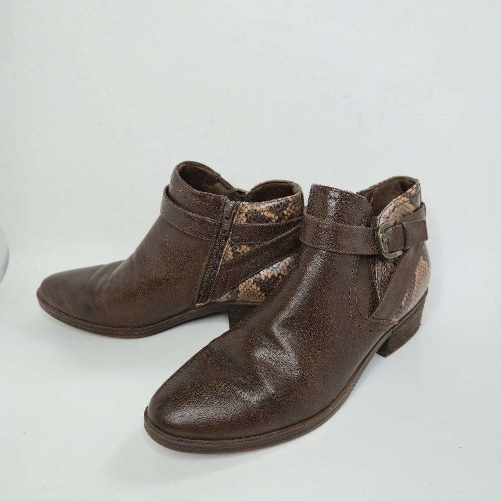 Women’s Baretraps Maci Brown Faux Leather Croc Print Ankle Boot Size 8.5